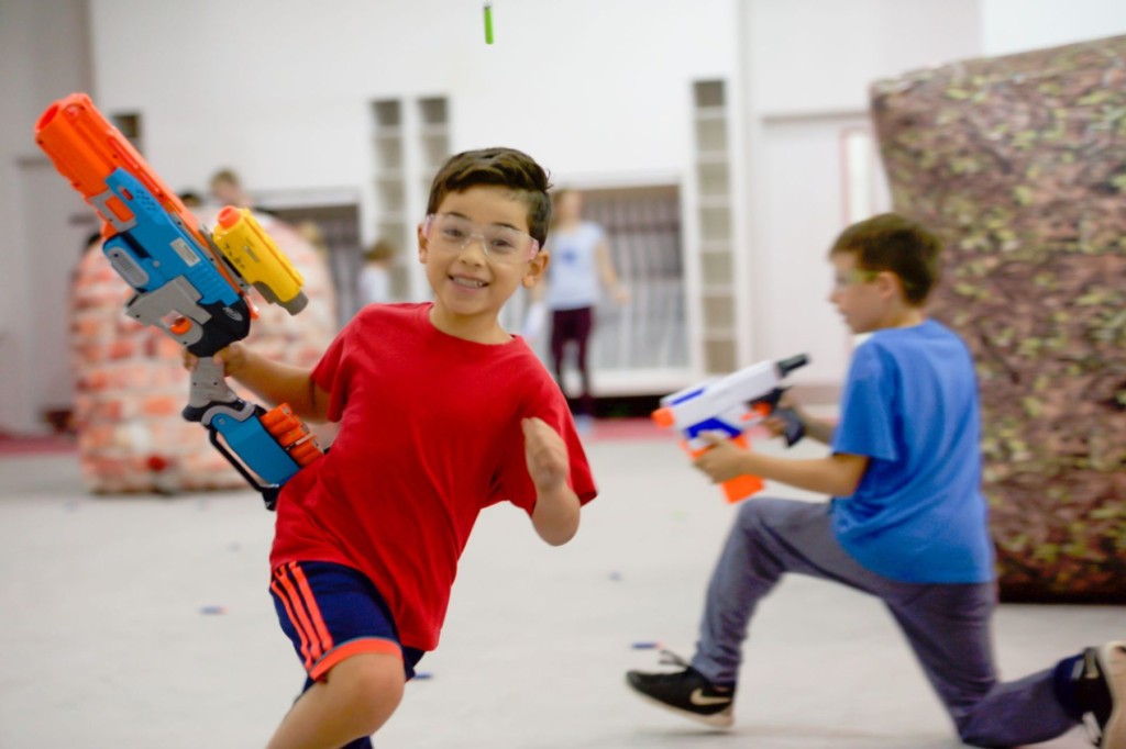 Nerf gun store battle kids